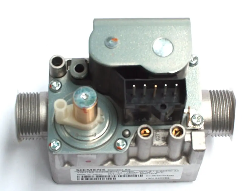Gasventil von Daikin mit mehreren Anschlüssen und einer elektrischen Verbindung, montiert auf einem Metallgehäuse.